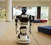 Робот-консультант Promobot V.4.